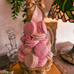 Élégance Sucrée – Ornement Gâteau Rose