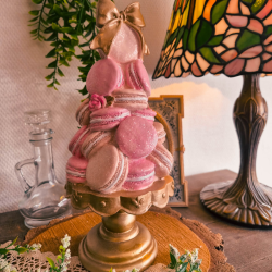 Élégance Sucrée – Ornement Gâteau Rose