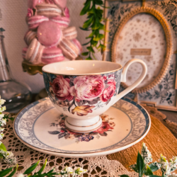 Tasse et Soucoupe Fleurie Bleu & Blanc – Élégance Vintage