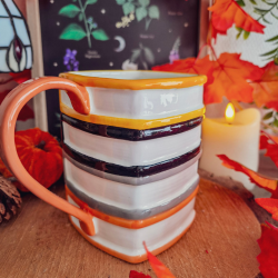Mug « The Haunted Library » – Pile de Livres Hantés