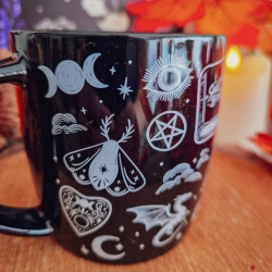 Mug « Spellbound Secrets » – Symboles Mystiques