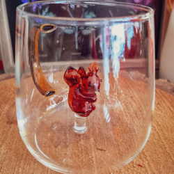 Verre avec écureuil et anse ambrée – 420 ml
